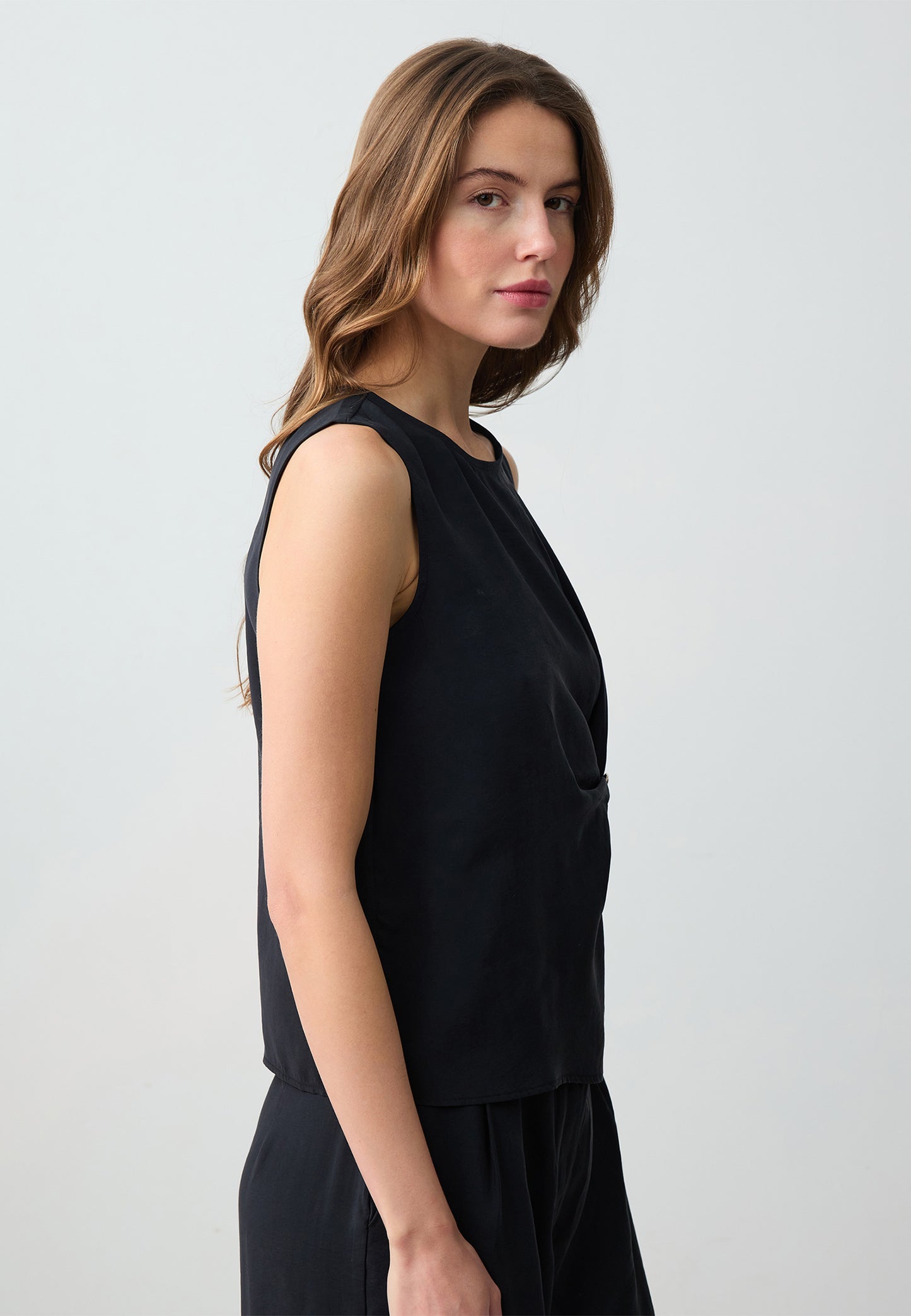 Round Neck Sleeveless Woven Blouse