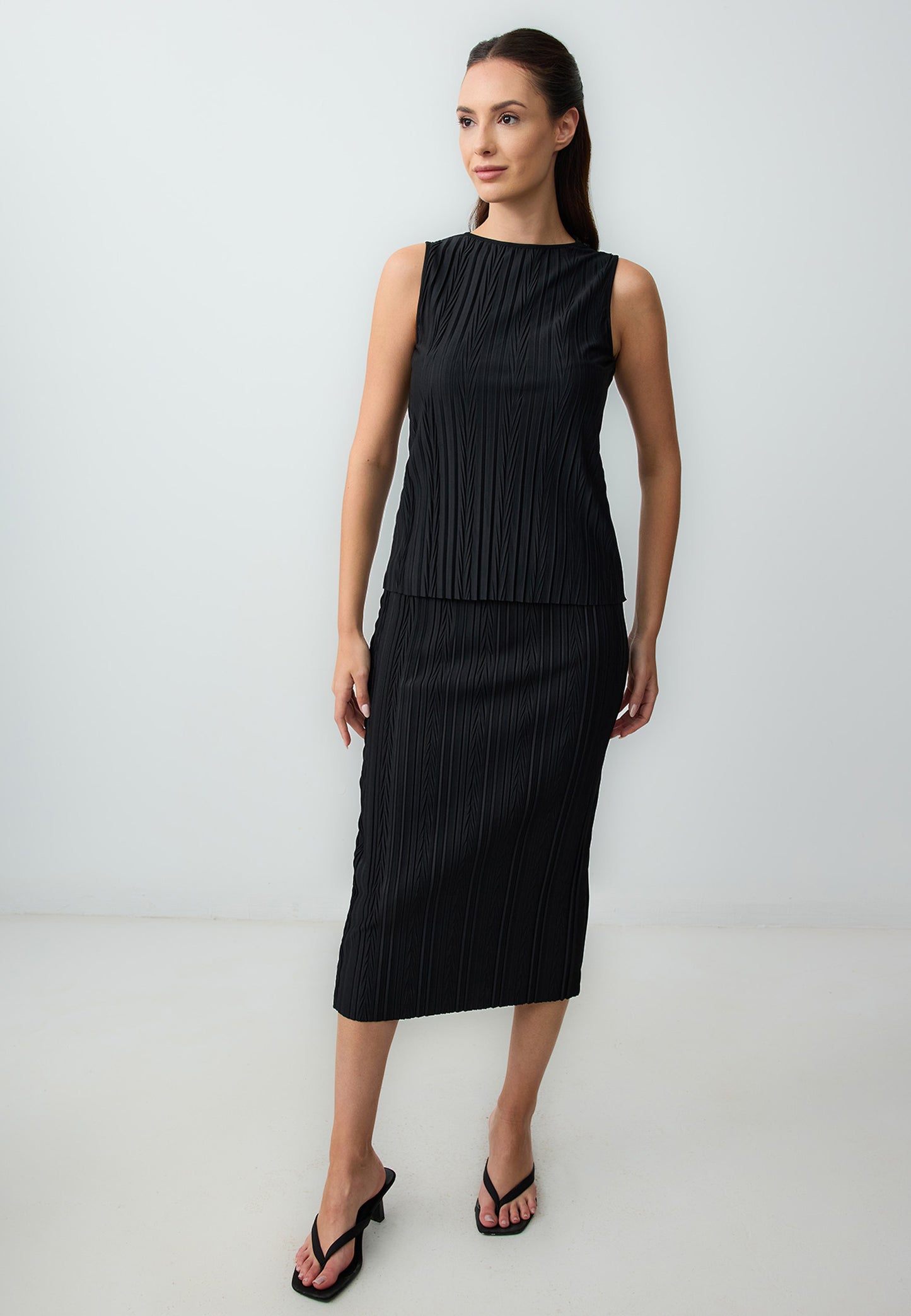 Crew Neck Pleated Sleeveless Knitted Blouse