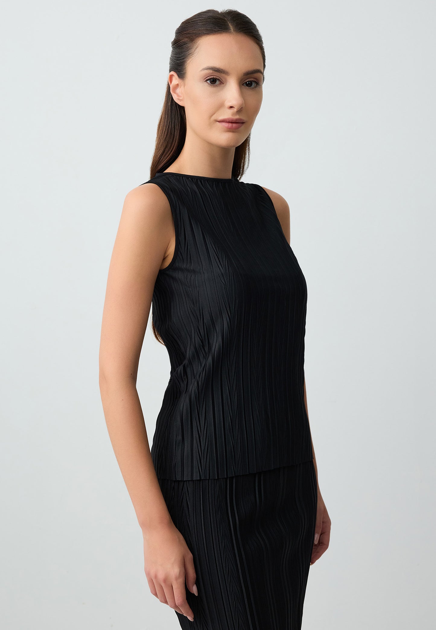 Crew Neck Pleated Sleeveless Knitted Blouse