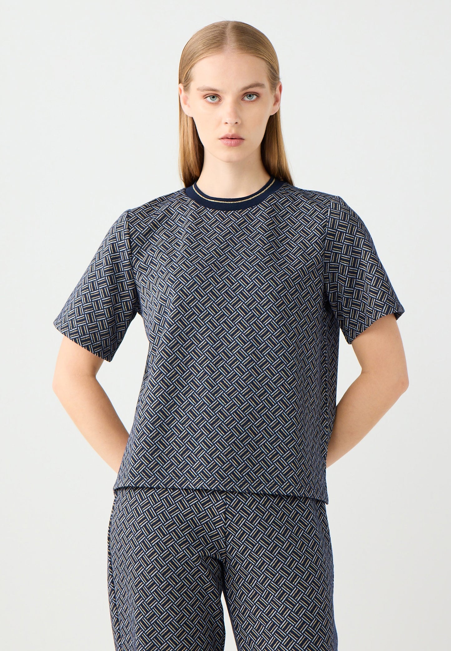 Short-Sleeve Crew Neck Patterned Knit Blouse