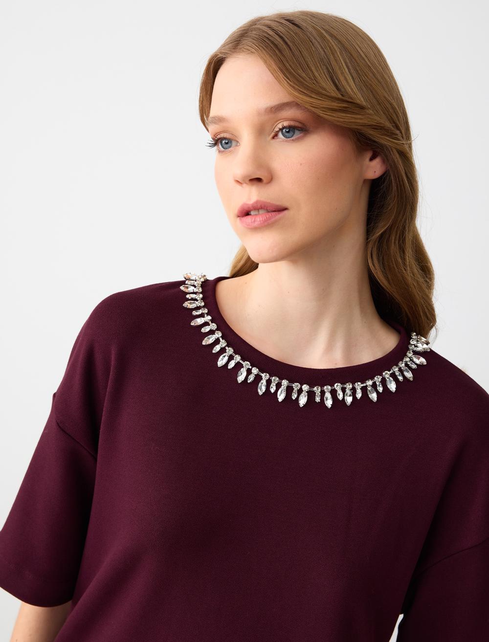 Crew Neck Short Sleeve T-Shirt with Stone Detailed Collar