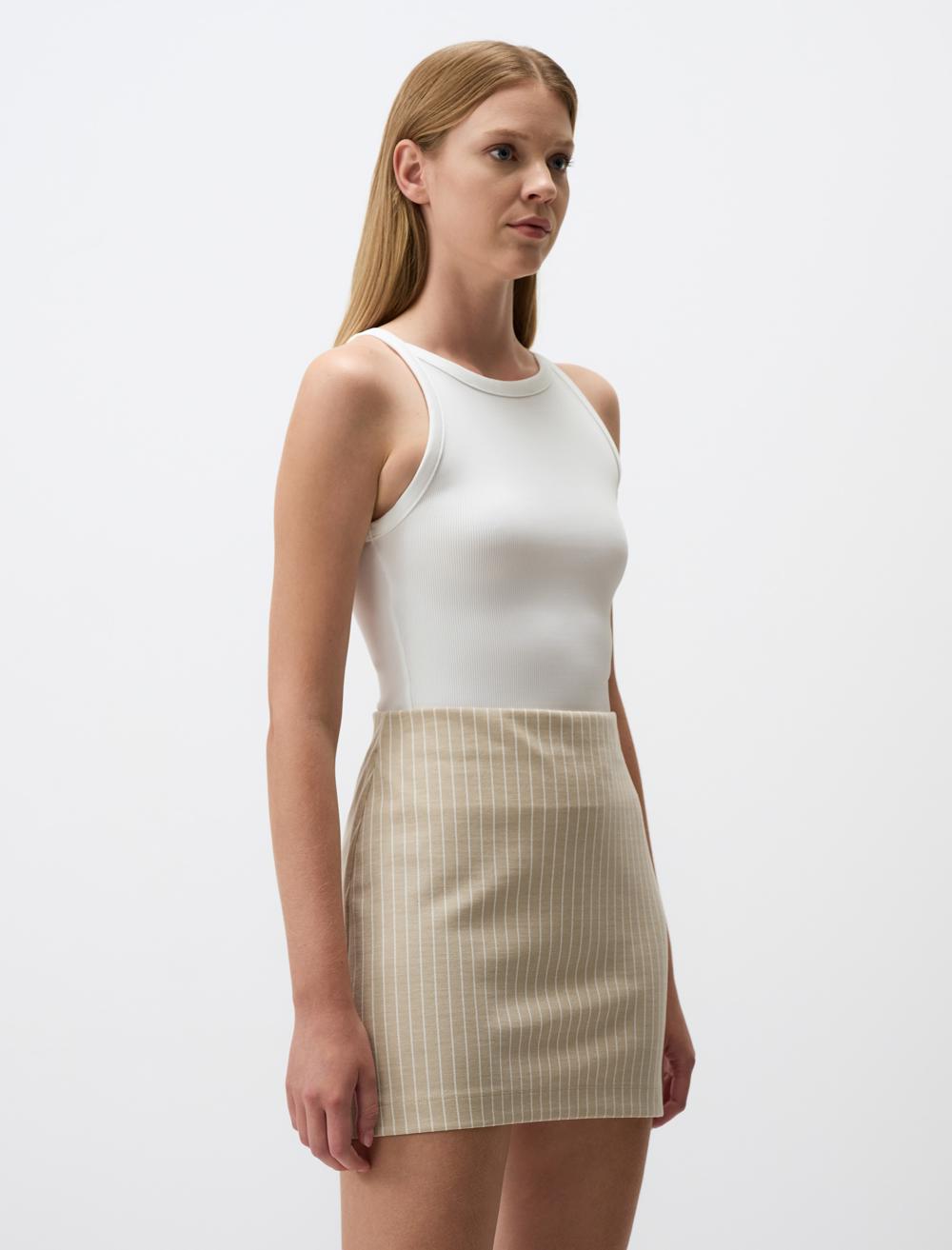 Narrow Cut Mini Skirt with Line Pattern