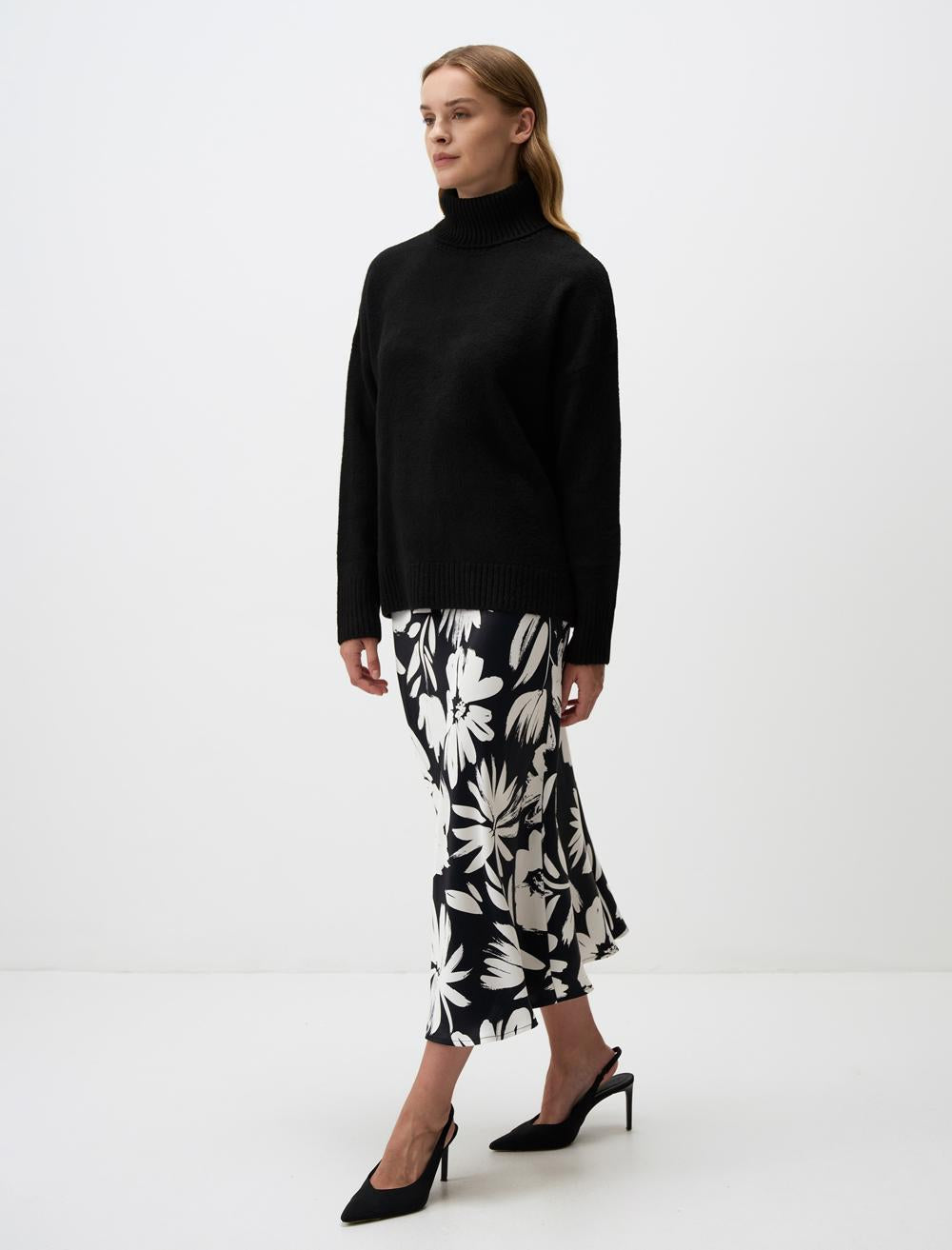 Floral Patterned Narrow Cut Midi Skirt