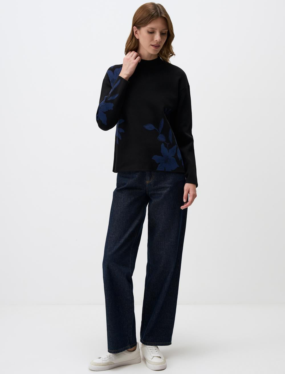 Crew-Neck Floral Patterned Sweater
