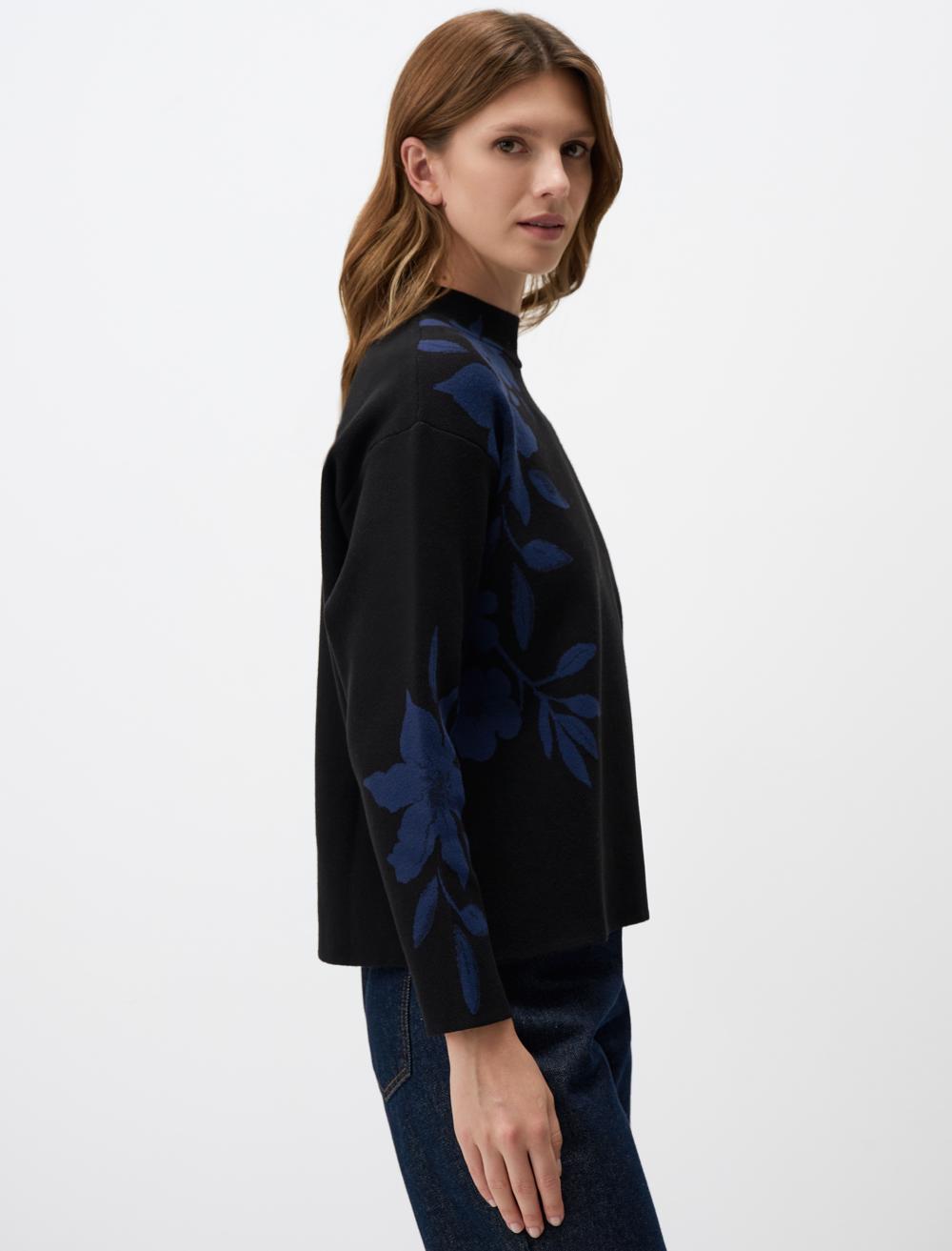 Crew-Neck Floral Patterned Sweater