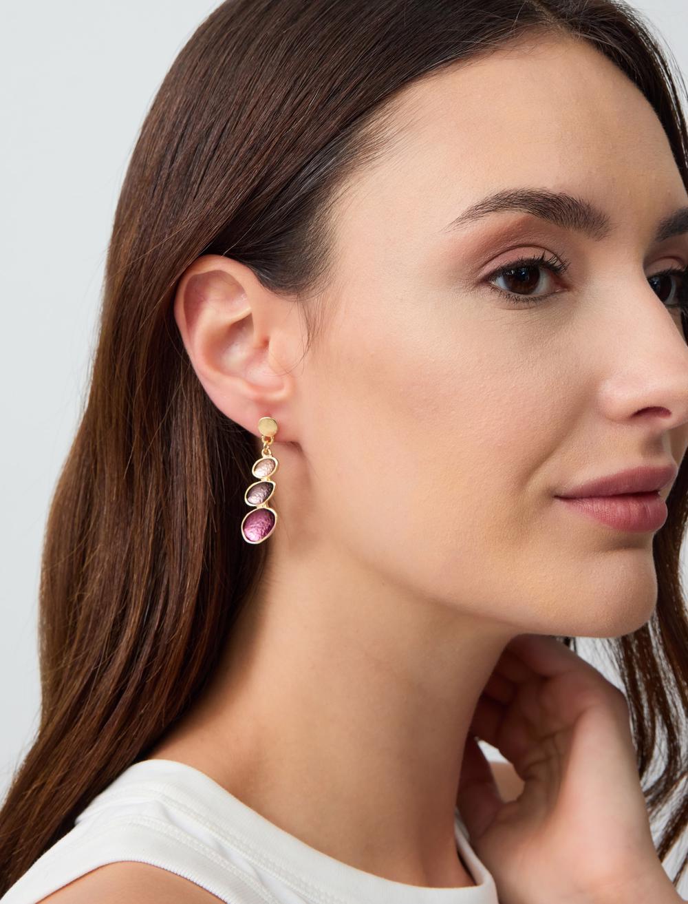 Oval dangling earrings with figures