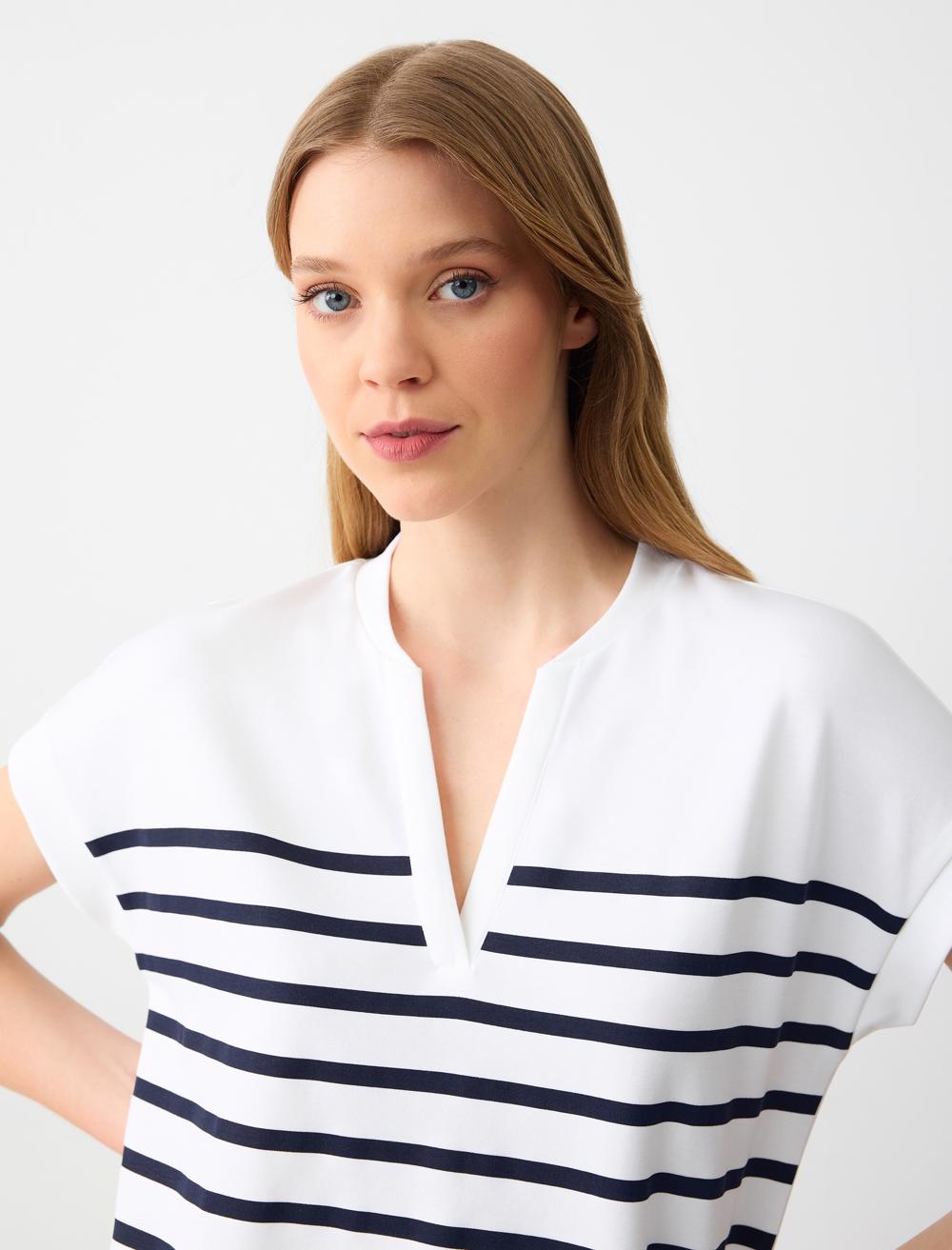 Line Patterned V-Neck Sleeveless Knitted Sweatshirt