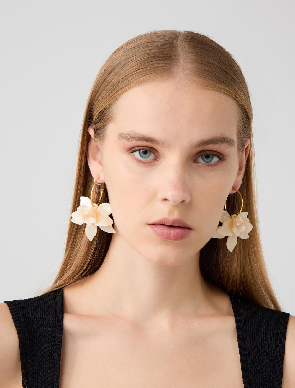 Leaf-Detailed Flower Pattern Earrings