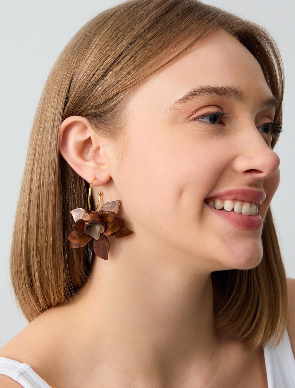 Leaf-Detailed Flower Pattern Earrings