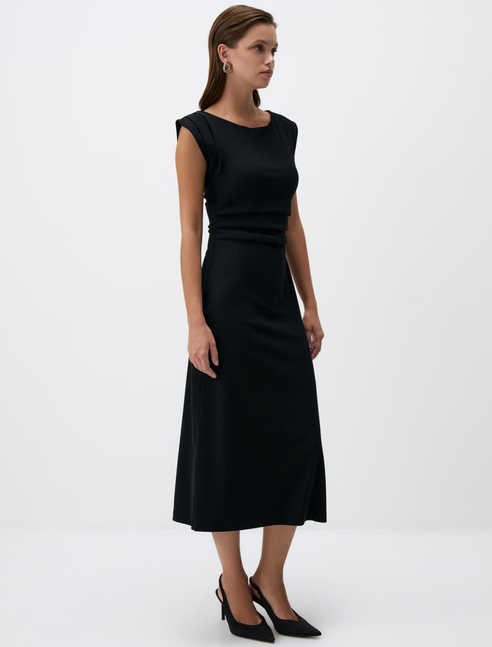 Round Neck Slim Fitted Midi Dress