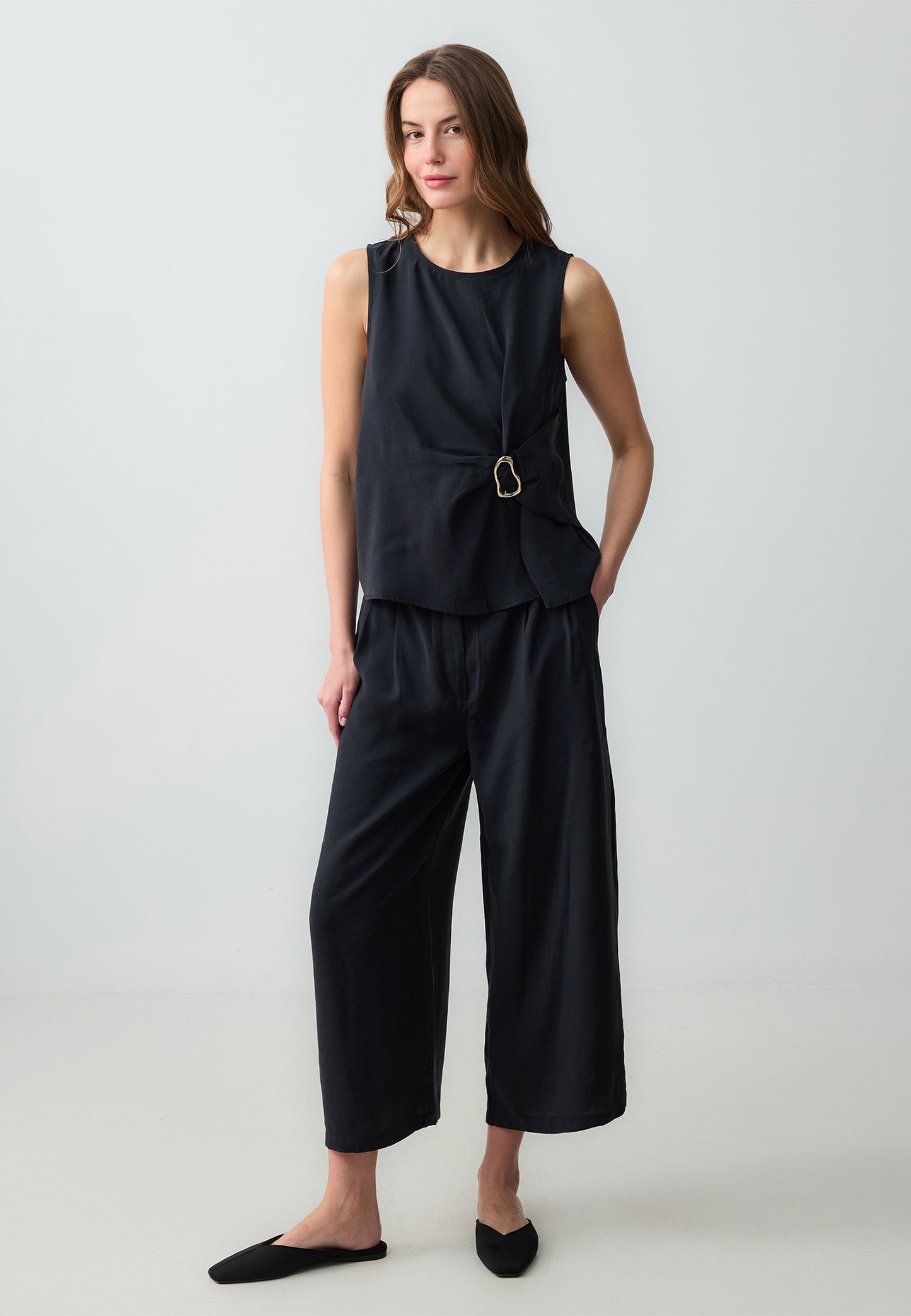 Round Neck Sleeveless Woven Blouse