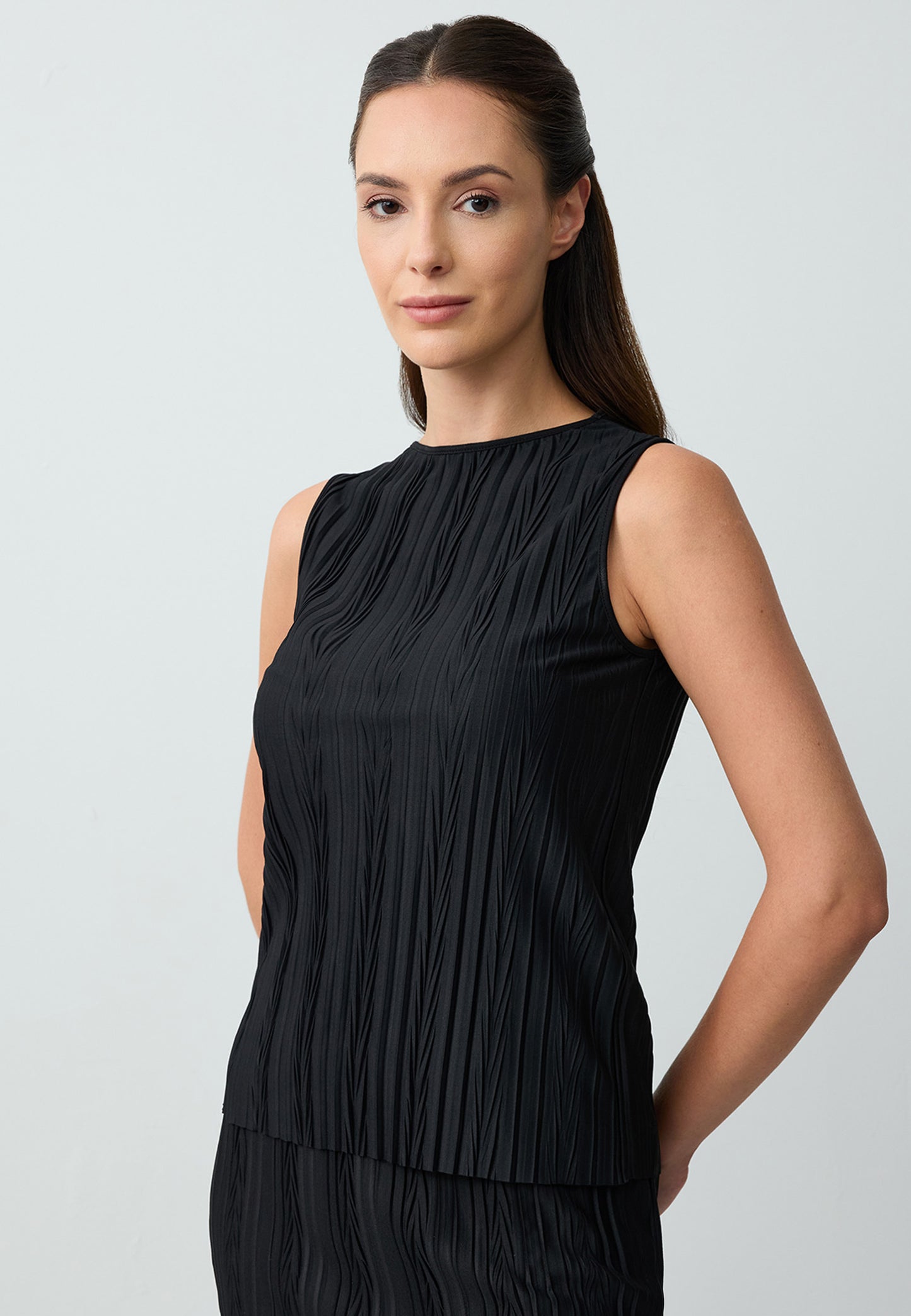Crew Neck Pleated Sleeveless Knitted Blouse