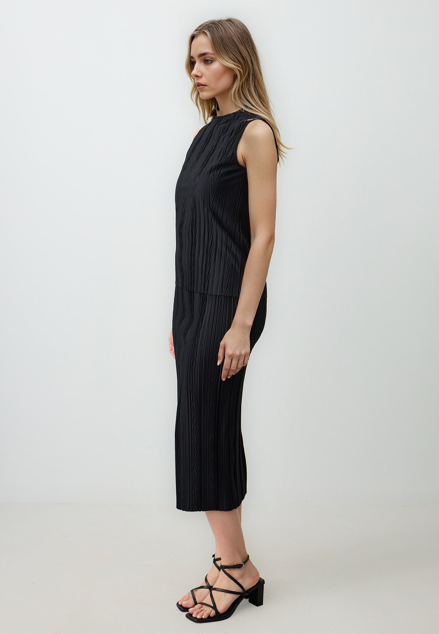 Straight Cut Regular Waist Pleated Knitted Midi Skirt