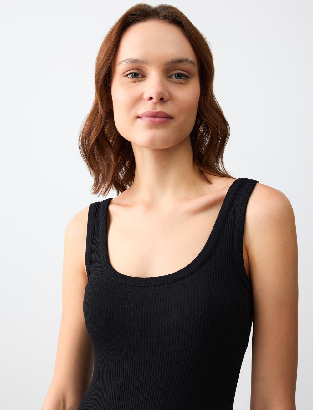 Slim Fit Scoop Neck Spaghetti Straps-Sleeve Singlet