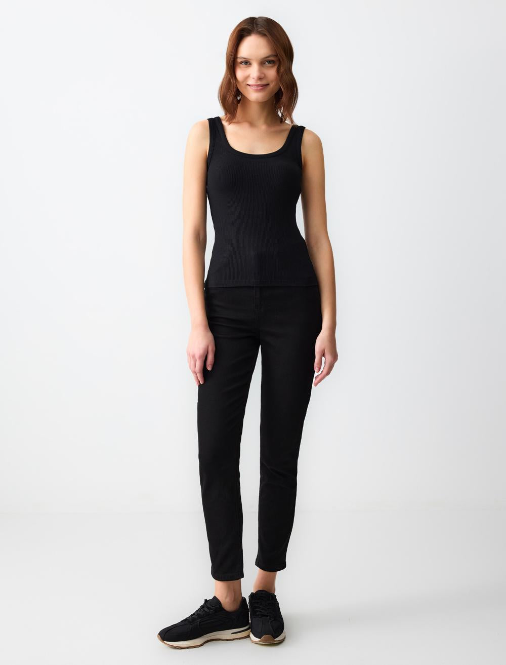 Slim Fit Scoop Neck Spaghetti Straps-Sleeve Singlet - 5SW033011
