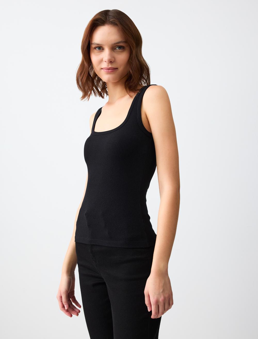 Slim Fit Scoop Neck Spaghetti Straps-Sleeve Singlet - 5SW033011