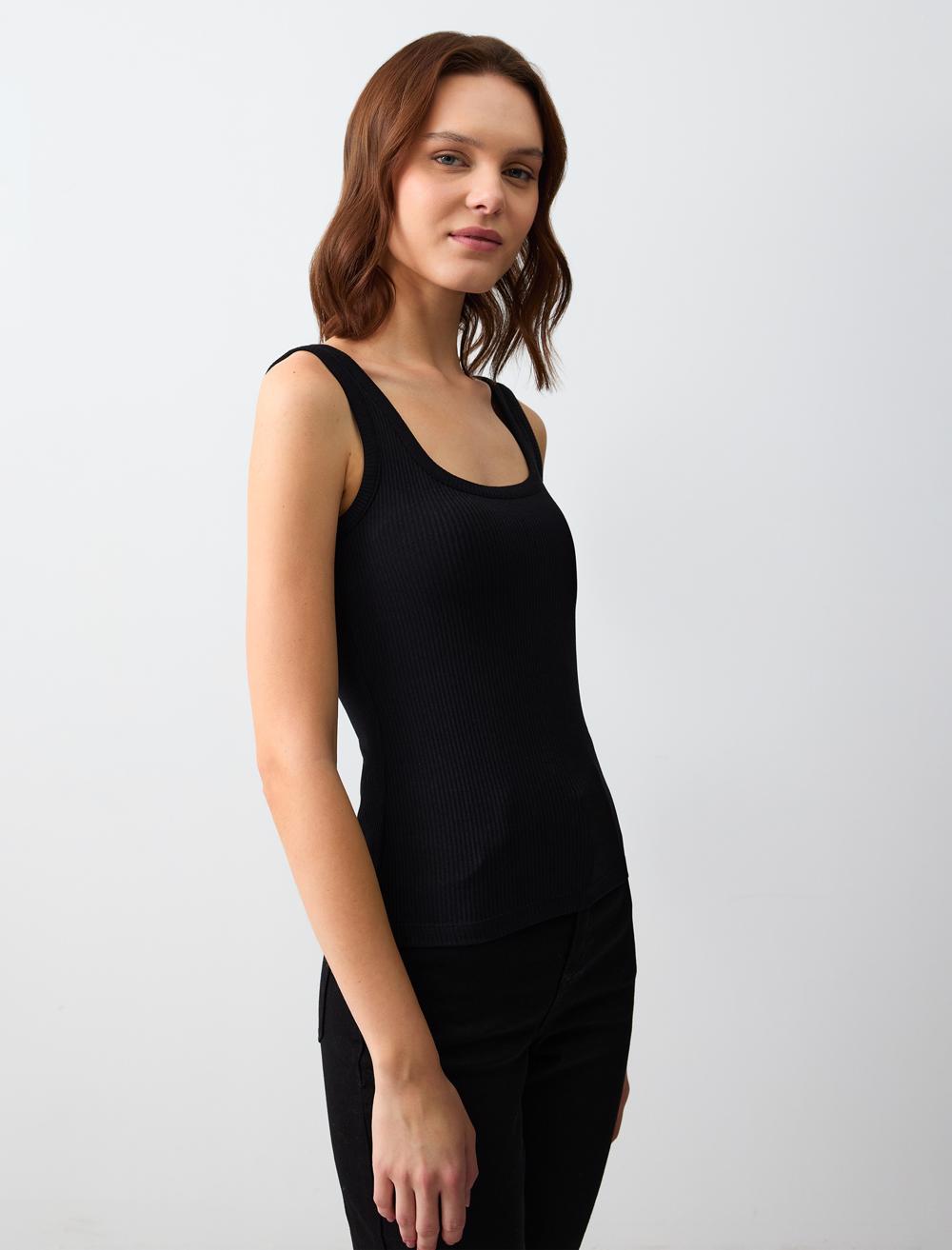 Slim Fit Scoop Neck Spaghetti Straps-Sleeve Singlet - 5SW033011