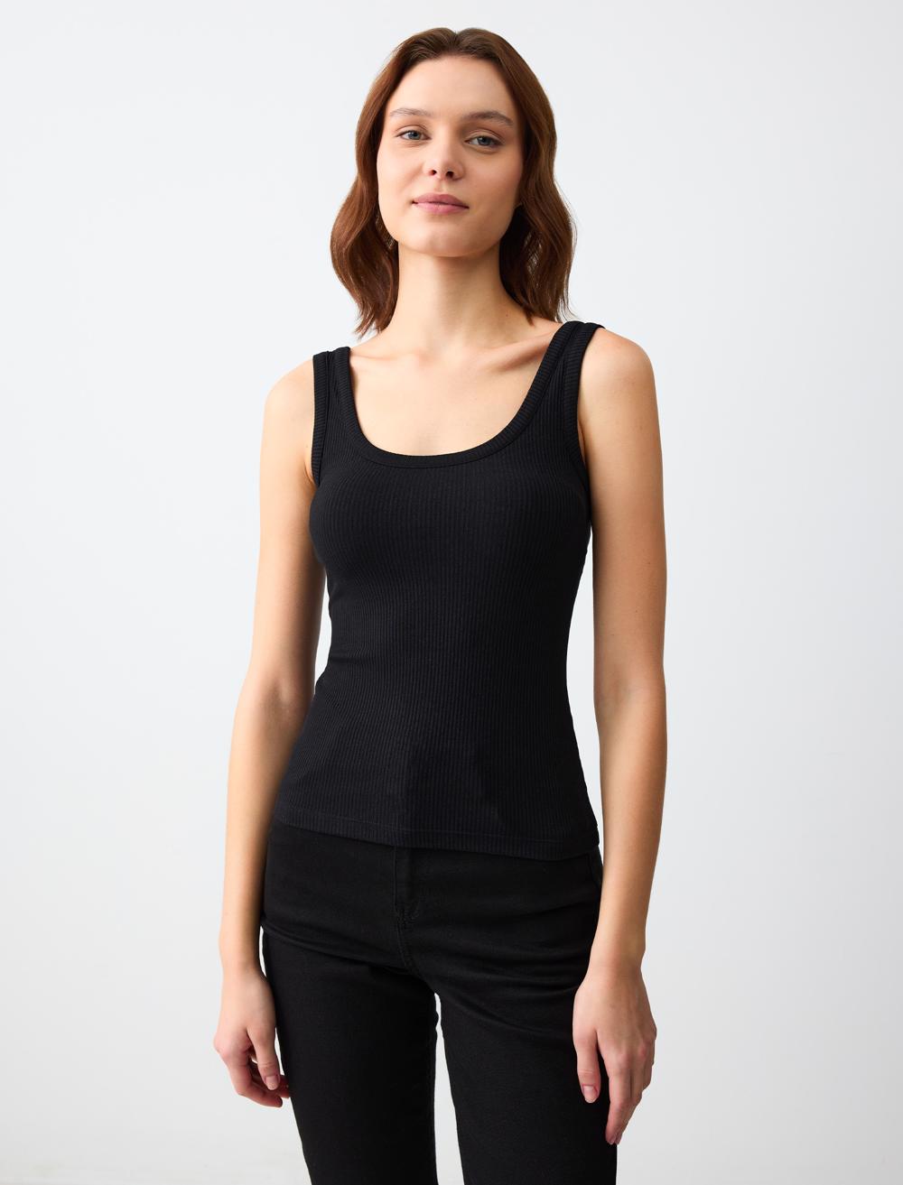 Slim Fit Scoop Neck Spaghetti Straps-Sleeve Singlet - 5SW033011
