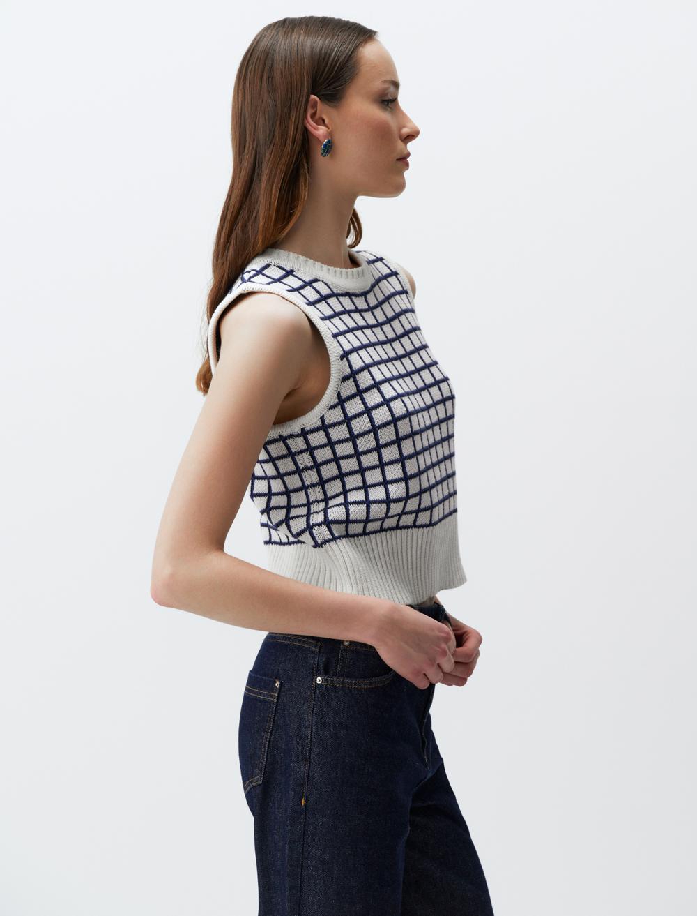 Crew Neck Sleeveless Plaid Patterned Sweater