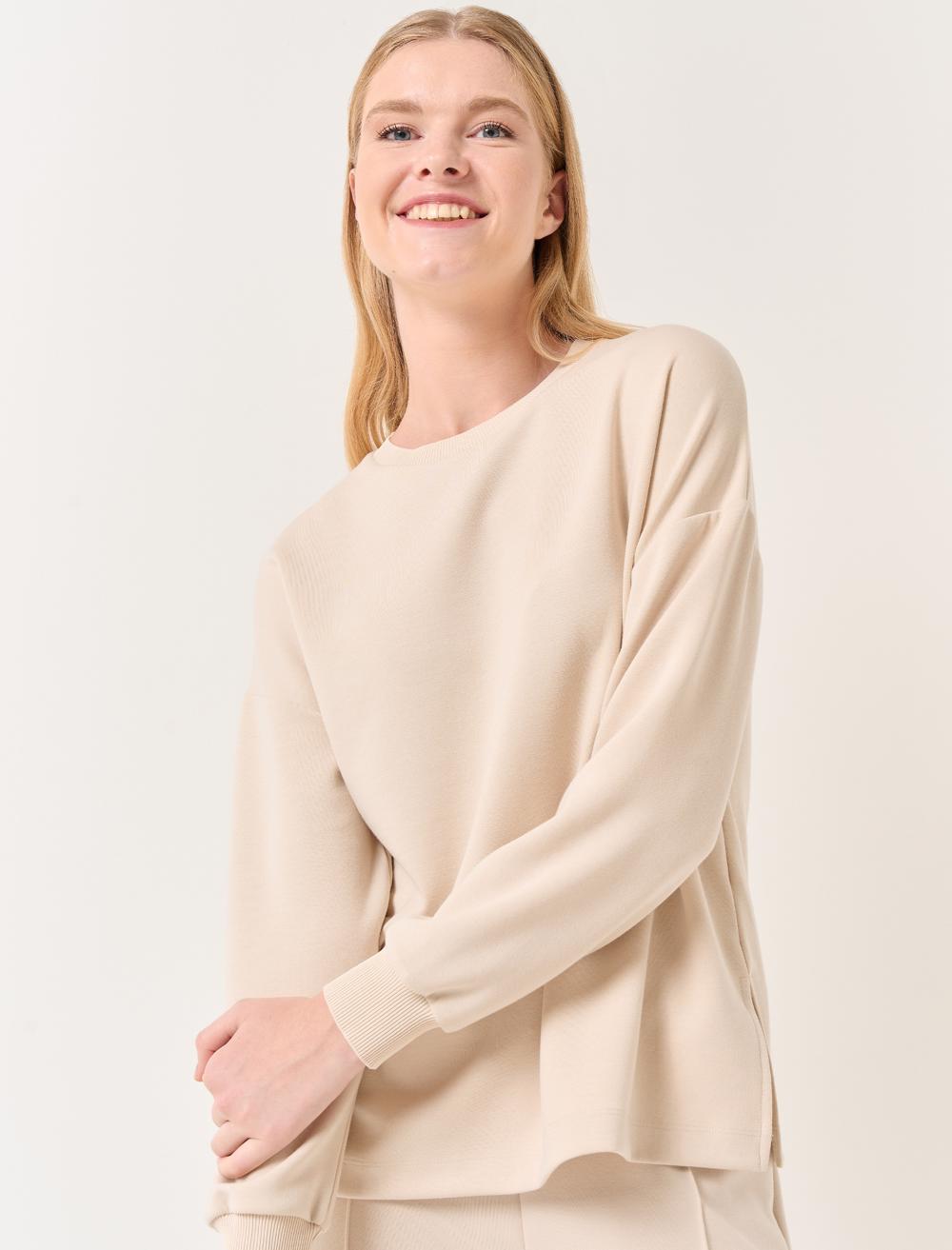 Crew Neck Long Sleeved Oversized Sweatshirt