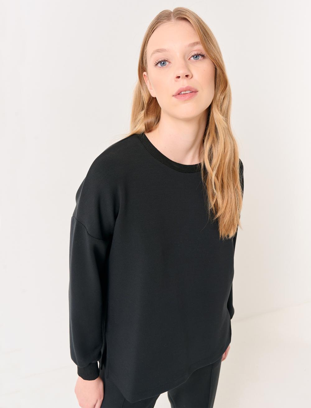 Crew Neck Long Sleeved Oversized Sweatshirt