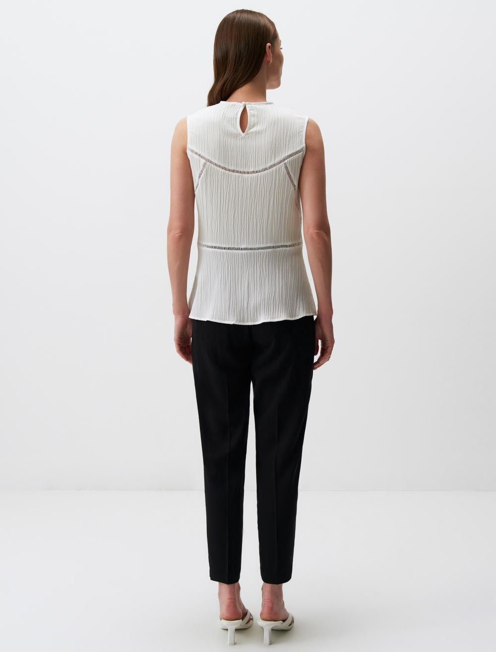 Crew Neck Sleeveless-Sleeve Blouse - 24SPENA
