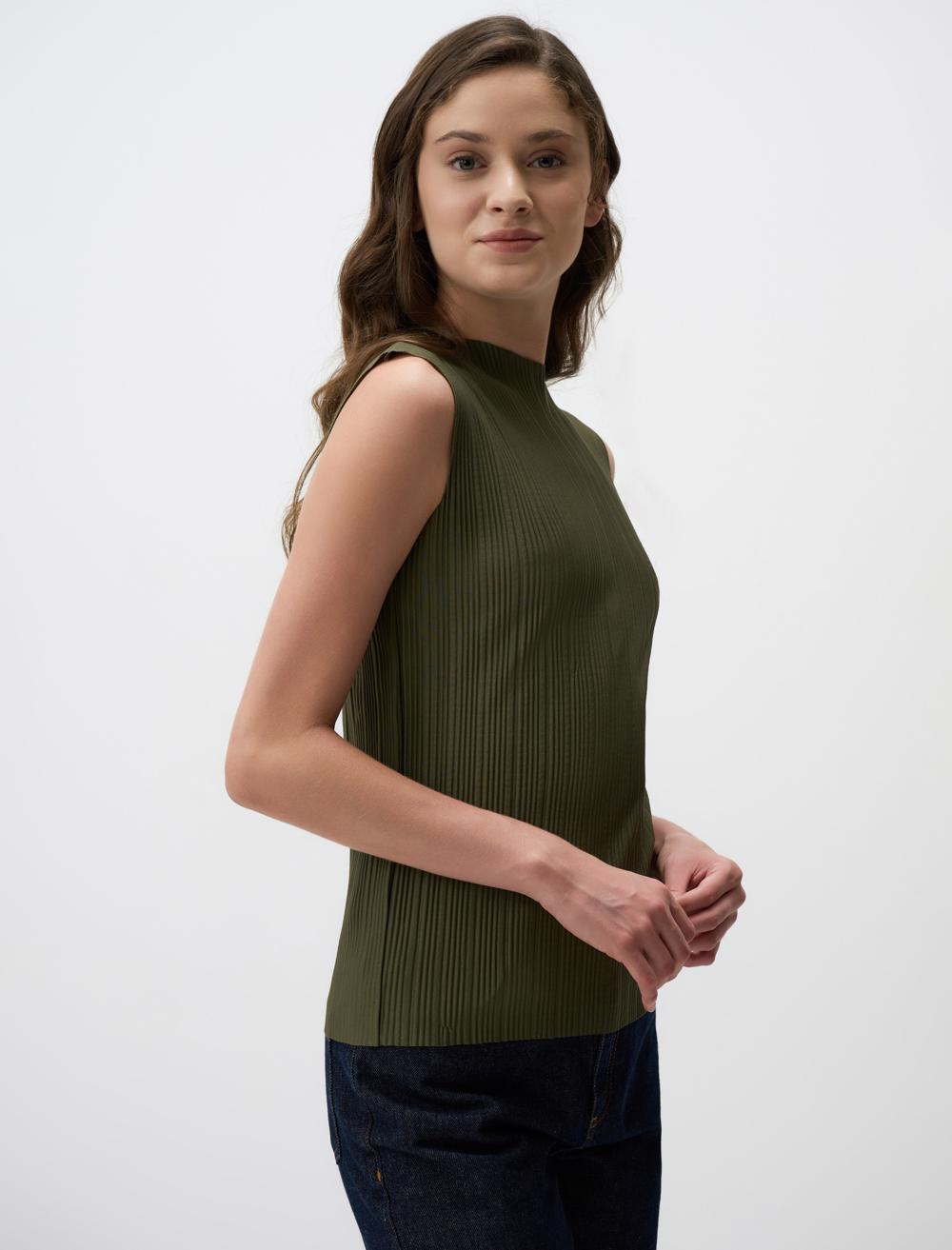 Line Patterned Zero Collar Sleeveless Blouse