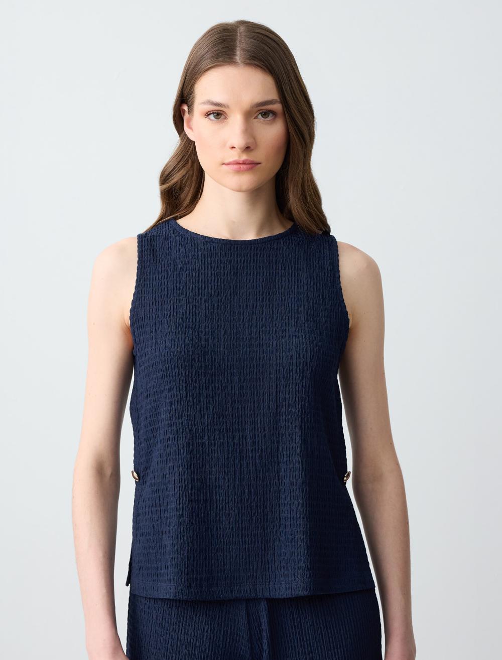 Crew Neck Sleeveless-Sleeve Blouse - 5SW033900