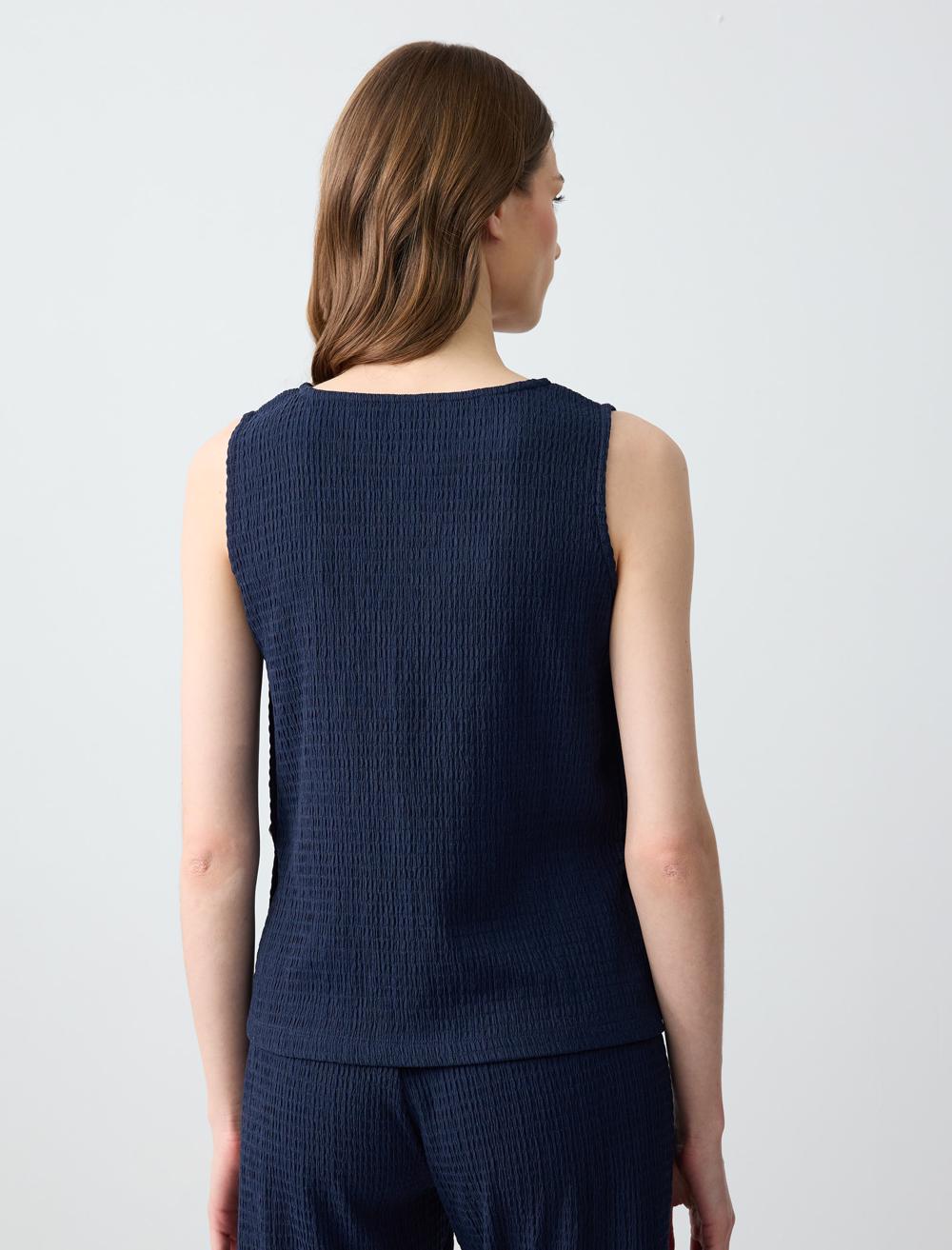 Crew Neck Sleeveless-Sleeve Blouse - 5SW033900