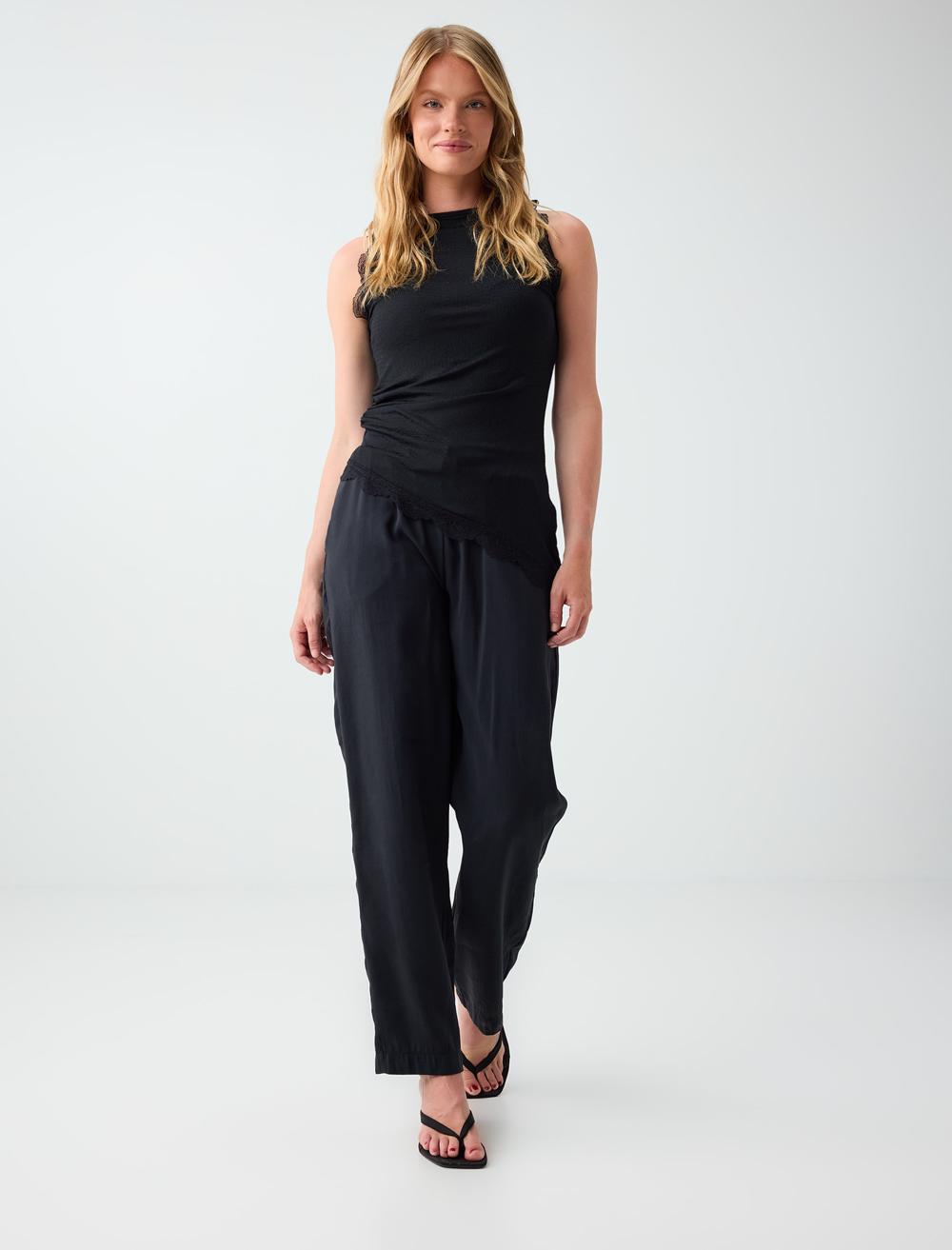 Slim Fit Sleeveless Blouse - Black - 6SW037075900