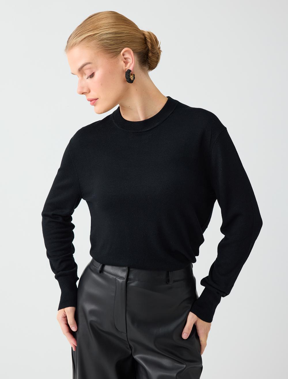 Crew Neck Pullover - Black