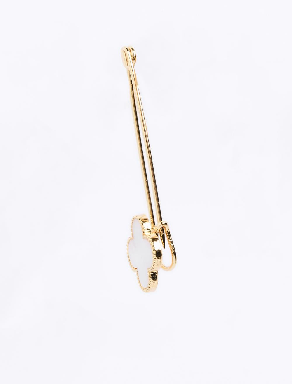 Clover-shaped brooch