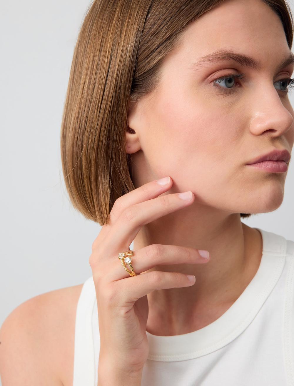 Ring with Twisted Patterns and Shiny Stones