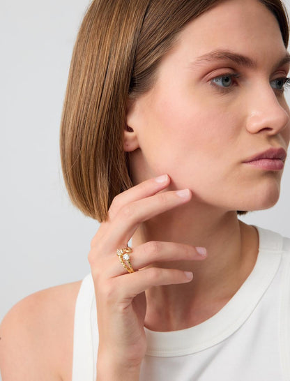 Ring with Twisted Patterns and Shiny Stones