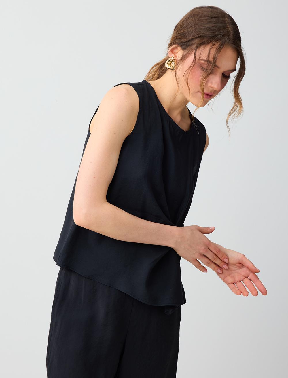 Normal Fit Crew Neck Blouse - Black - 6SW036564900