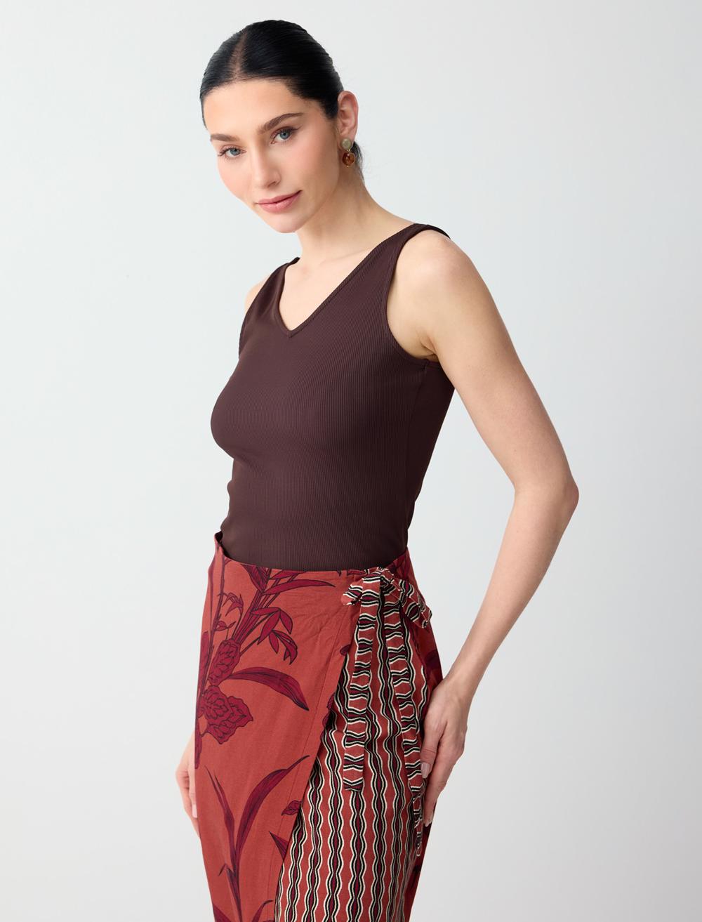 Slim Fit V-neck Sleeveless Singlet - Bitter Brown - 6SW016793803