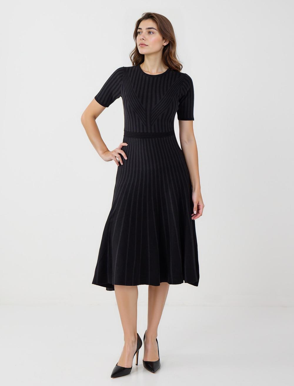 Slim Fit Crew Neck Short-Sleeve Dress - 5WW065656