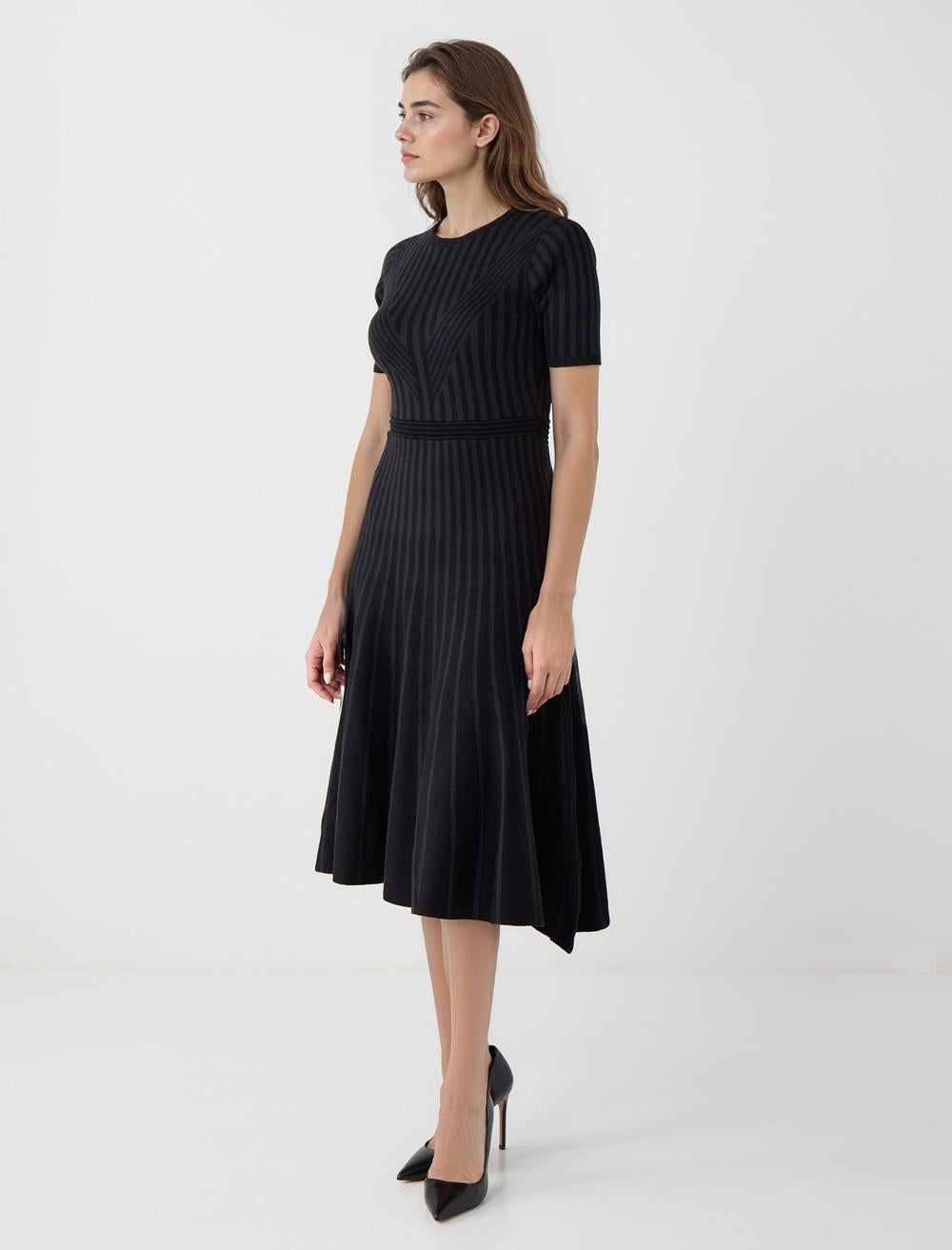 Slim Fit Crew Neck Short-Sleeve Dress - Black - 5WW065656900