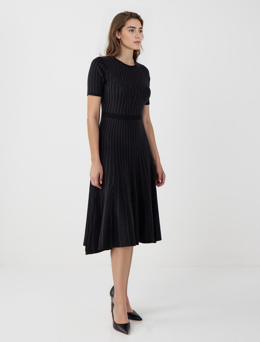 Slim Fit Crew Neck Short-Sleeve Dress - Black - 5WW065656900