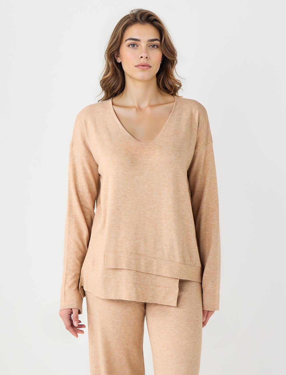 V-Neck Long-Sleeve Pullover - 5WW136147