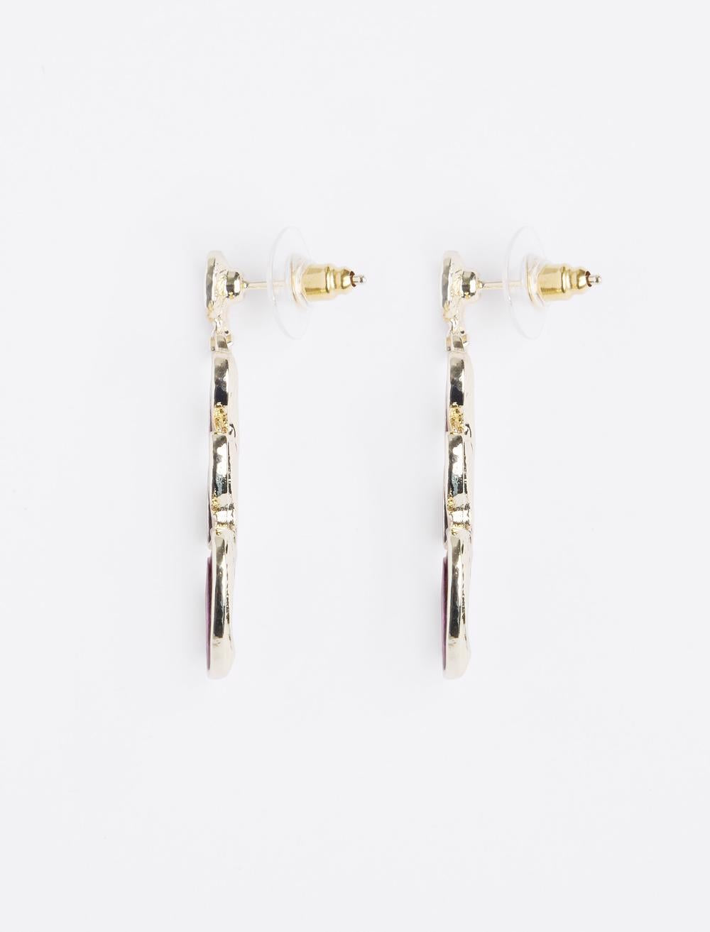 Oval dangling earrings with figures