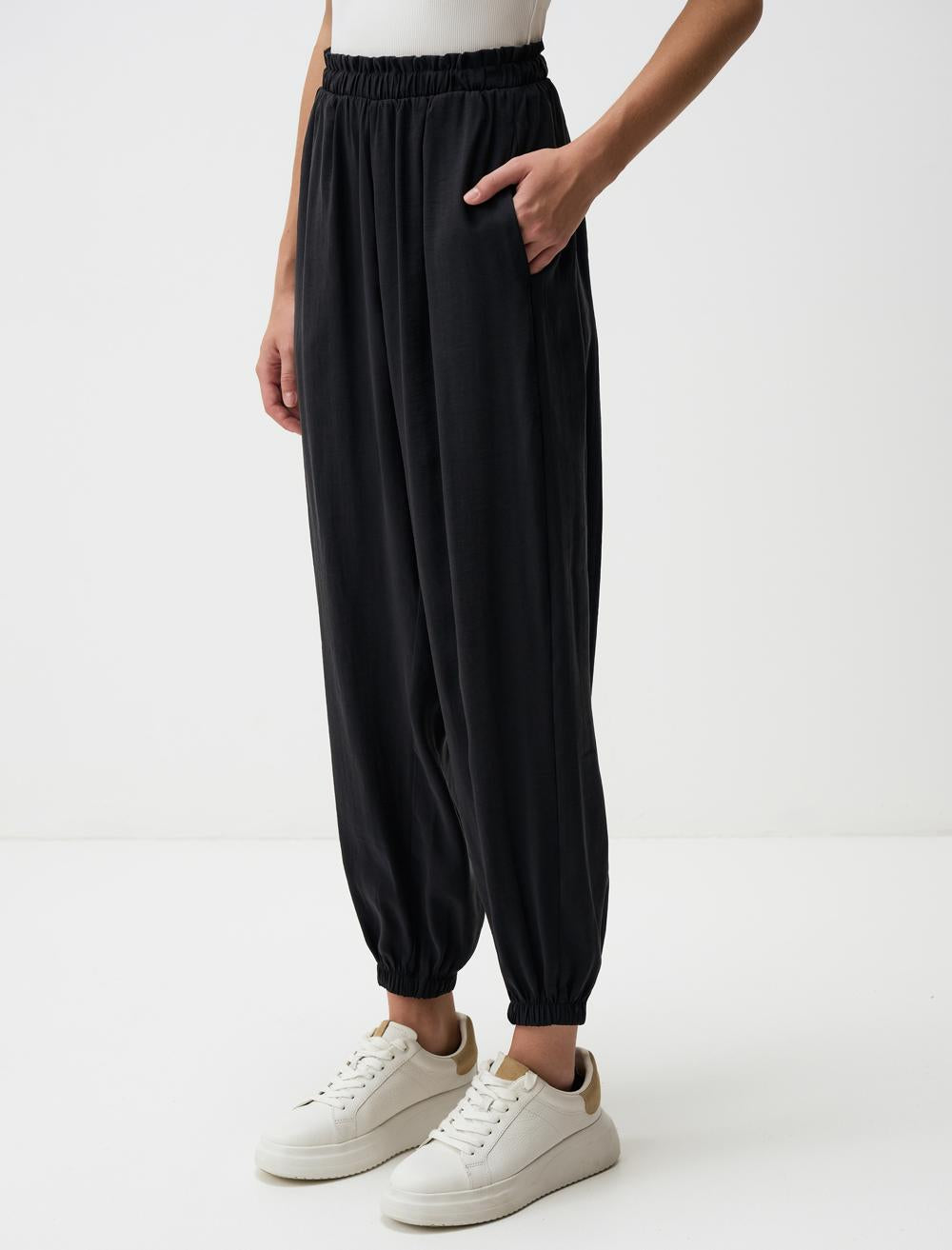 Elastic Waist Narrow Leg Pants with Pockets - 4WW311529