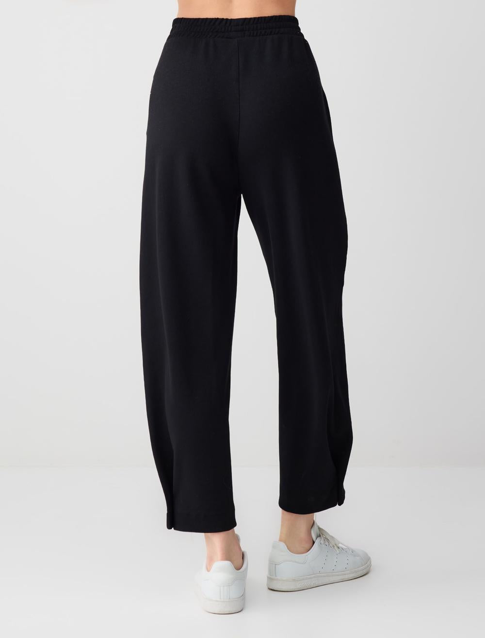 Relaxed Fit Slim-Leg High-Waisted Short Knit Pants