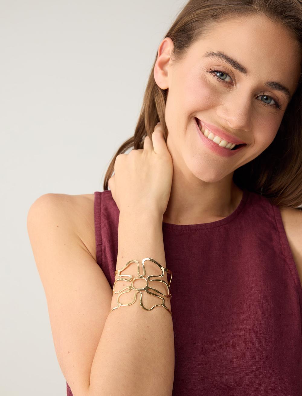 Bracelet with Shiny Flower Figure