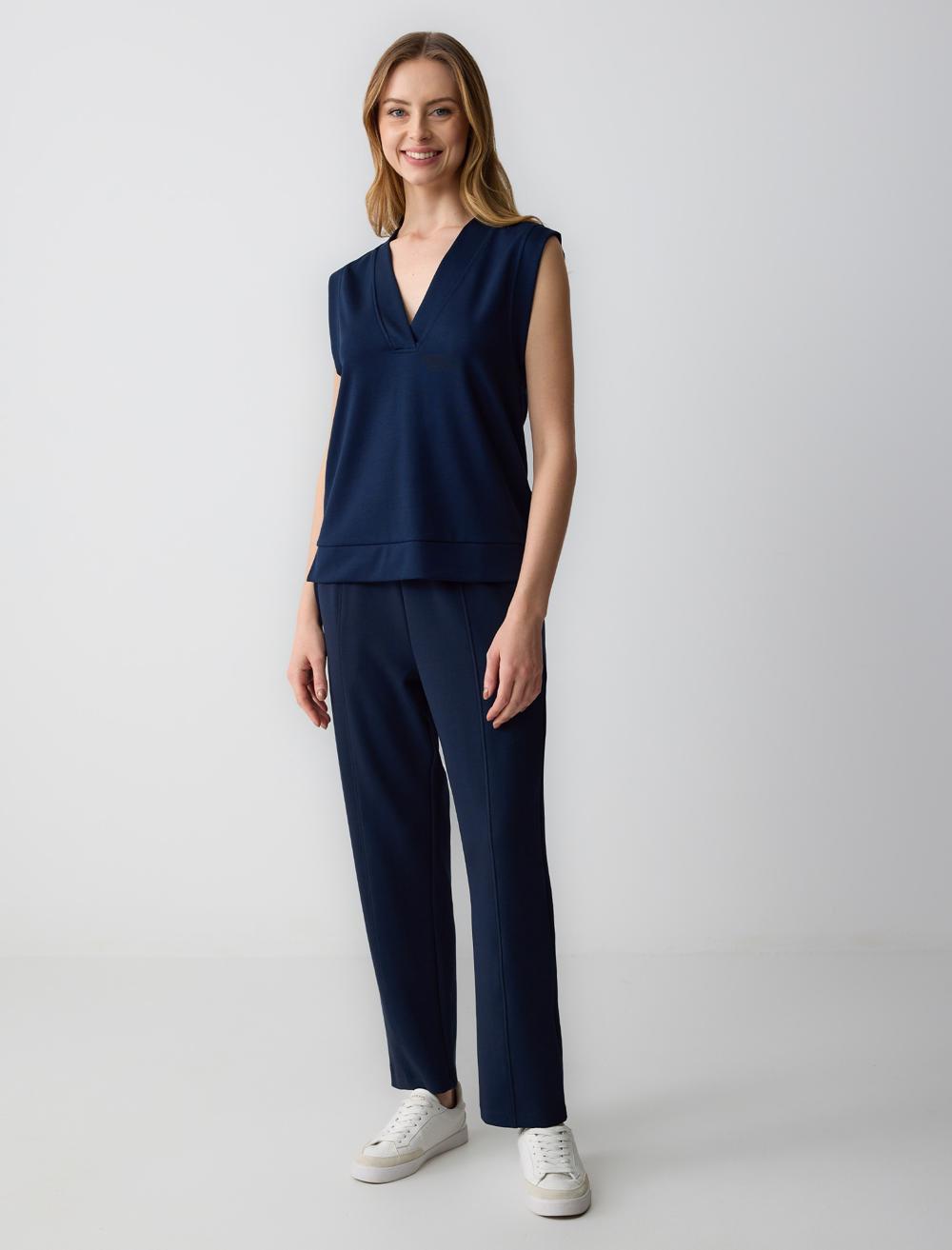 Straight Cut V Neck Sleeveless Knitted Sweatshirt