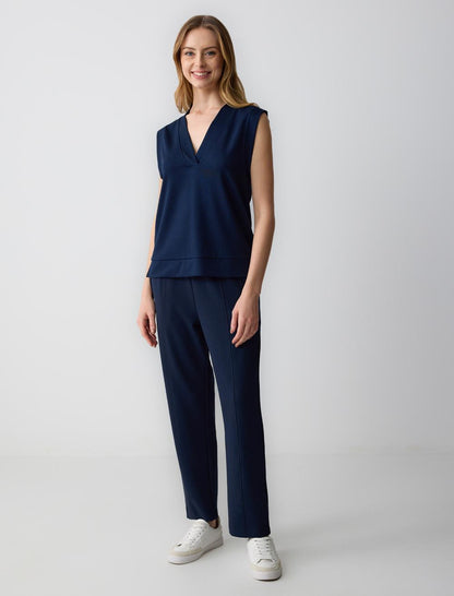 Straight Cut V Neck Sleeveless Knitted Sweatshirt