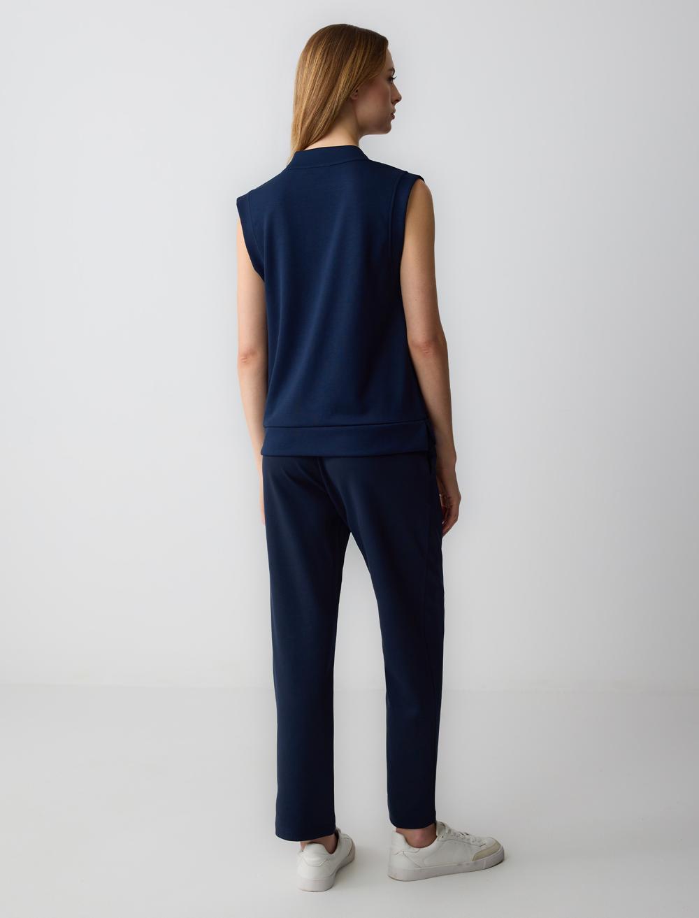 V-Neck Sleeveless-Sleeve Sweatshirt - 5SW232358