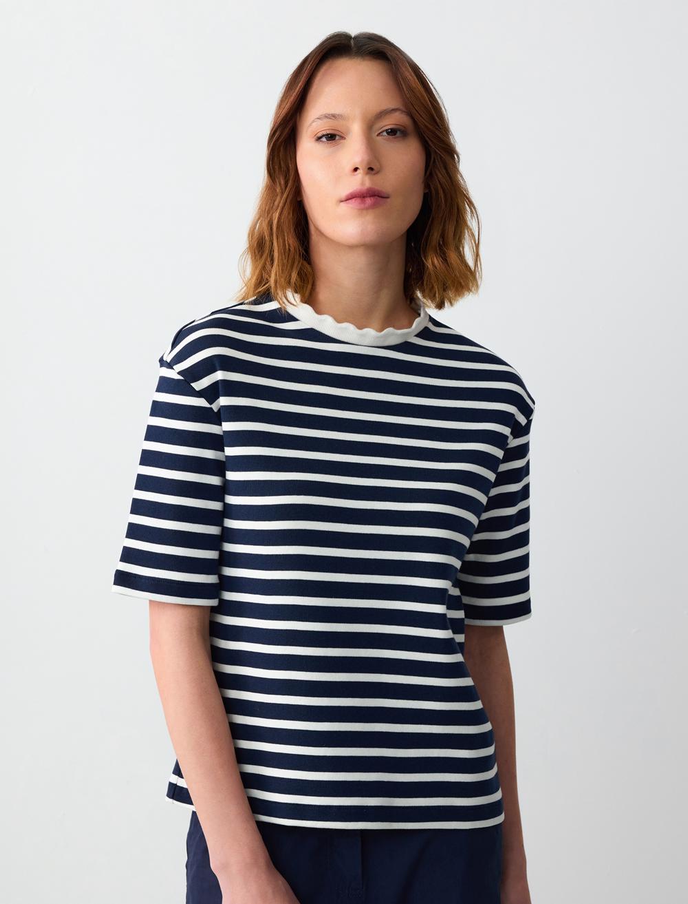 Knitted T-shirt with Knit Collar Short Sleeve Striped Pattern