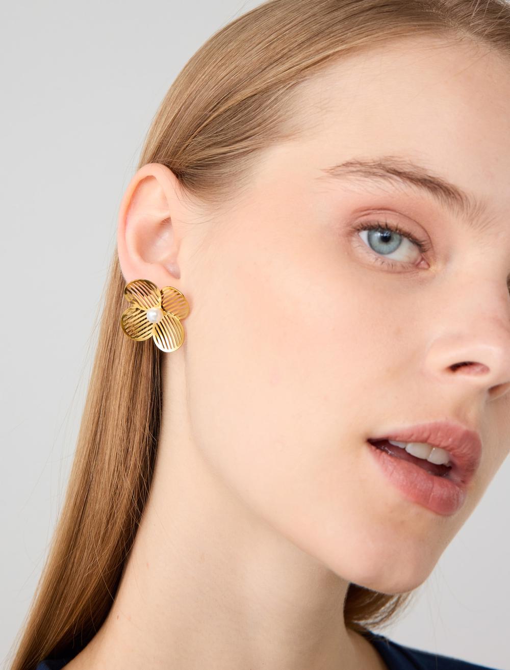 Ball pearl-detailed flower-shaped earrings