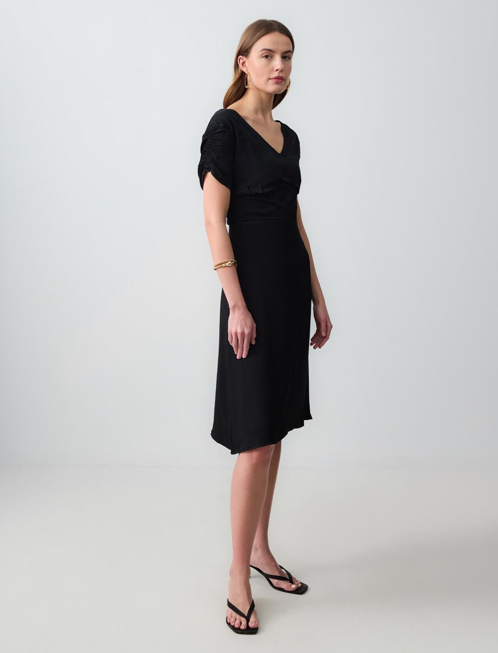 V-Neck Short-Sleeve Dress - Black - 5SW033817900